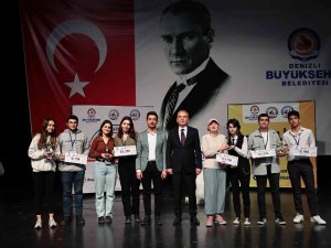 Münazara Turnuvasında Gençler Kıyasıya Yarıştı