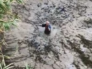 Balık Yakalarken, Çamura Saplandı