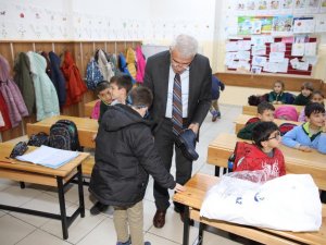 Battalgazi’de Çocuklara Kışlık Giyecek Yardımı