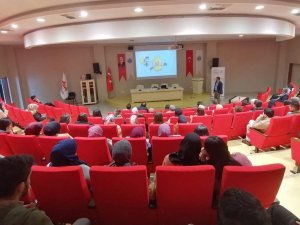 Üniversitede Kariyer Geliştirme Eğitimi Verildi