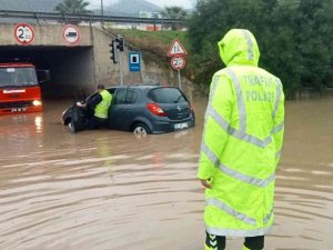 İ̇zmir’de Selde Araçlar Mahsur Kaldı