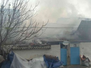 Arnavutköy’de Gecekondu Da Korkutan Yangın
