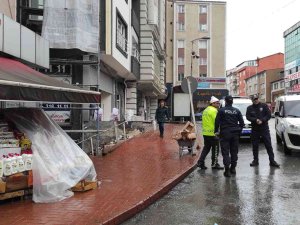 Kaldırımda Düşüp Yaralanan Yaşlı Adam Hastaneye Kaldırıldı