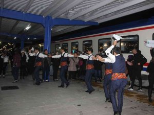 Doğu Ekspresi Yolcularını Erzurum Bar Ekibi Karşıladı