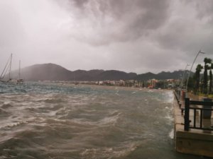 Marmaris Kaymakamlığı Sağanak Yağışlar İçin Tüm Birimleri Teyakkuza Geçirdi
