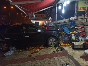Direksiyon Hakimiyetini Kaybetti Markete Daldı: 2 Yaralı
