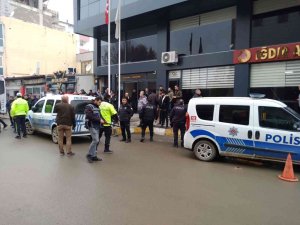 Adliye Önünde Husumetli İki Grup Arasında Muştalı Kavga: 4 Yaralı
