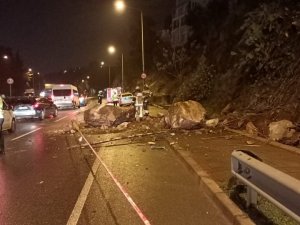 İ̇zmir’de Yamaçtan Kopan Kaya Parçaları Yola Ve Bir Otomobilin Üstüne Düştü