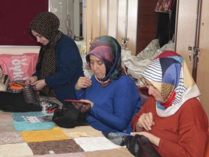 Kadınlar Hem Öğreniyor Hem Üretiyor
