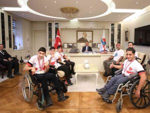 Ai̇çü Rektörü Prof. Dr. Karabulut Madalya Kazanan Sporcuları Kutladı