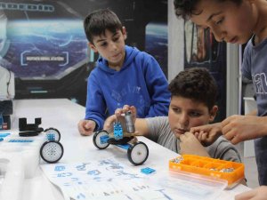 Öğrenciler Robotik Kodlama Öğreniyor
