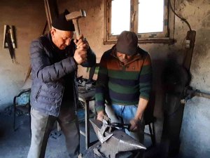 Dükkanına Gelenleri Çırak Olarak Kullanıyor