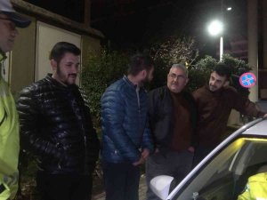 Her Gelen Alkollü Çıktı...trafik Polisine Yakalanan Babasını Kurtarmak İçin Geldi O Da Alkollü Çıktı