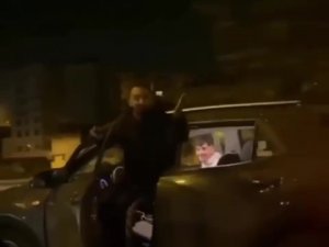 Pendik’te Pes Dedirten Görüntü: Kapısı Açık Otomobili Ayakta Kullandı