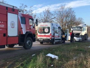 Tankerle Çarpışan Otomobilde 2 Kişi Yaralandı