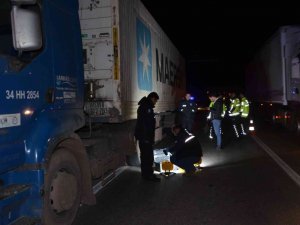 Patlayan Lastiği Kontrol Eden Sürücüye Başka Bir Araç Çarpıp Kaçtı