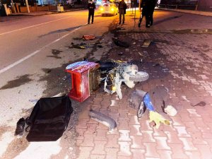 Otomobil İle Motosikletli Kurye Çarpıştı, Kaza Kameraya Yansıdı
