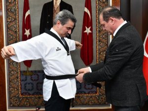 Tekvando Federasyonu Başkanı Şahin’den Vali’ye Siyah Kuşak