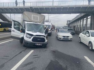 Esenyurt’ta Kamyonet Şoförü Üst Geçit Direğine Çarptı, Kamyonetin Tekeri Yerinden Çıktı