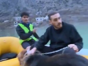 Artvin’de Baraj Sularının Yükseldiği Köyde Mahsur Kalan Köpek Botla Kurtarıldı