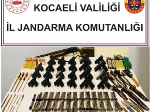 Onlarca Tabanca, Yüzlerce Fişek Ele Geçirildi
