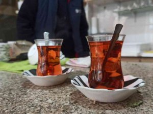 Ihlamurları Köyünden Toplayıp Çay Ocağında Demleyerek Satıyor