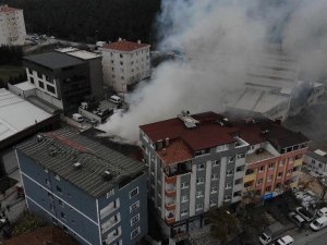 Ataşehir’de Yanan Marangozhane Deposu Havadan Görüntülendi