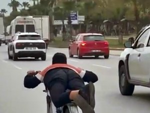 Motosikleti Yüzüstü Yatarak Kullanan Gencin Görüntüleri Tepki Çekti