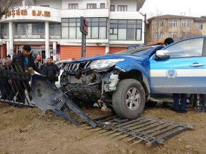 Zabıta Aracına Kamyonet Çarptı, 3 Kişi Yaralandı