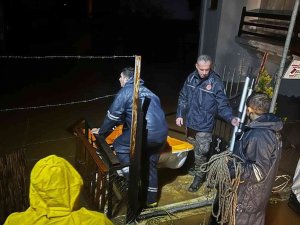 Büyükşehir Ekipleri 45 Konut Ve 40 İşyeri Su Baskınına Müdahale Etti