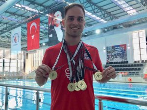 Engelleri Yüzerek Aştı, Genç Yaşında 120 Madalya Kazandı