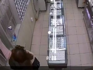 İ̇ki İş Yerinden Yaklaşık 135 Bin Lira Değerinde Gümüş Takı Çalan Kadın Hırsız Kamerada