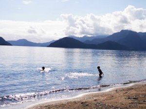 Dün Sağanak Yağışta Islandılar, Bugün Denize Girdiler