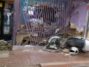 Otomobil İş Yerine Daldı: 1 Yaralı