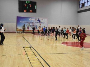 İ̇lkokul Öğrencileri Beden Eğitimi Derslerini Antrenör Eşliğinde Yapıyor