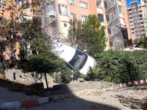 Edremit’te Bahçeye Uçan Otomobilden Yara Almadan Kurtuldu