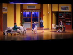 “İ̇kinci Caddenin Mahkumu” Adlı Tiyatro Oyunu Nevü’de Sahnelendi