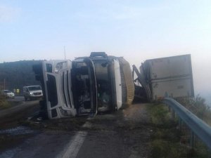 Antalya’da Çarpışan Saman Yüklü Tır Ve Kamyon Devrildi