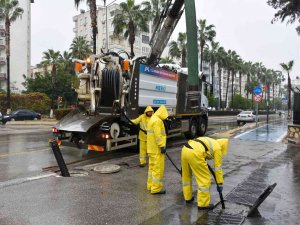 Mersin’de Belediye Ekipleri Sel Riskine Karşı Teyakkuzda