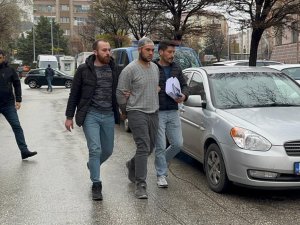 Kaçarken Polis Aracına Çarpması Sonucu Yakalanan Hırsızlık Şüphelisi Tutuklandı