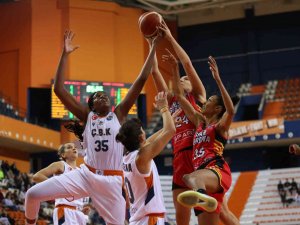 Çukurova Basketbol, Evinde Farklı Kazandı