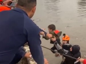 Meles Çayı’na Düşen Araçtaki 5 Kişiyi Sahil Güvenlik Kurtardı