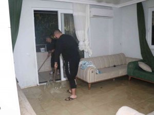 Alanya’da Sağanak Yağış Sonrası Evleri, İş Yerlerini Ve Okulu Su Bastı