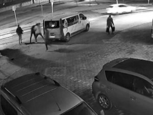 Sokak Ortasında Bıçaklı Sopalı Yaralama, O Anlar Kamerada