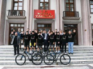 Vali Tavlı Bisikletçileri Ağırladı