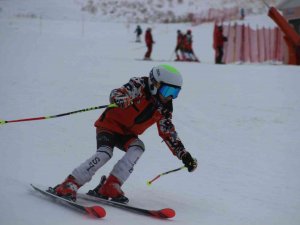 Kayakseverler Türkiye’nin En Erken Açılan Kayak Pistine Akın Etti