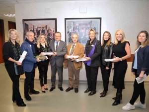 Tiyatro Oyununun Gelirini Tıp Fakültesine Bağışladılar