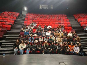 Öğrenci Ve Akademisyenler ’39 Basamak’ı İzledi