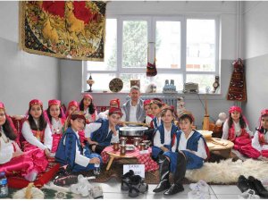 Minik Öğrencilerden Yöresel Kıyafetli "Yerli Malı Haftası" Etkinliği