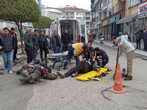 Otomobil İle Çarpışan Motosikletin Sürücüsü Yola Savruldu